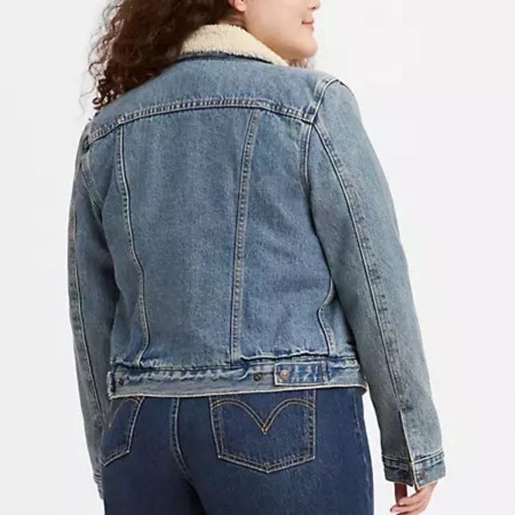 Levi’s | Original Sherpa Trucker Jacket in Extremely Lovable - Medium Wash - Picture 2 of 11